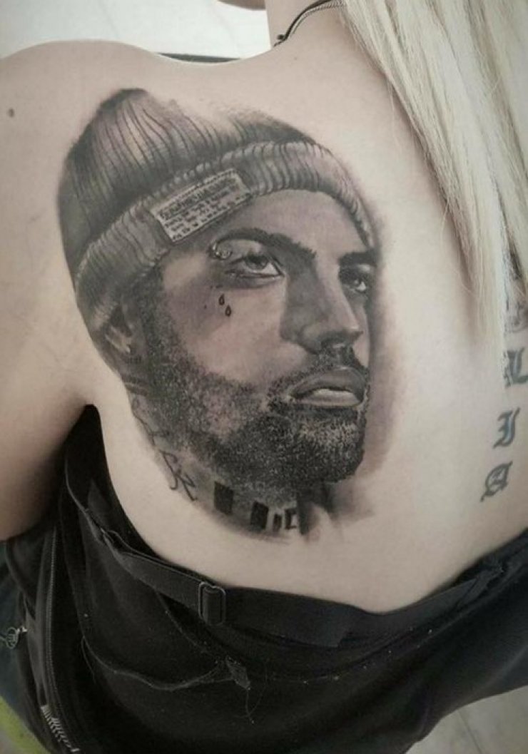 Η φανατική Κύπρια θαυμάστρια του Tus που έκανε το πρόσωπο του τατουάζ στην πλάτη της