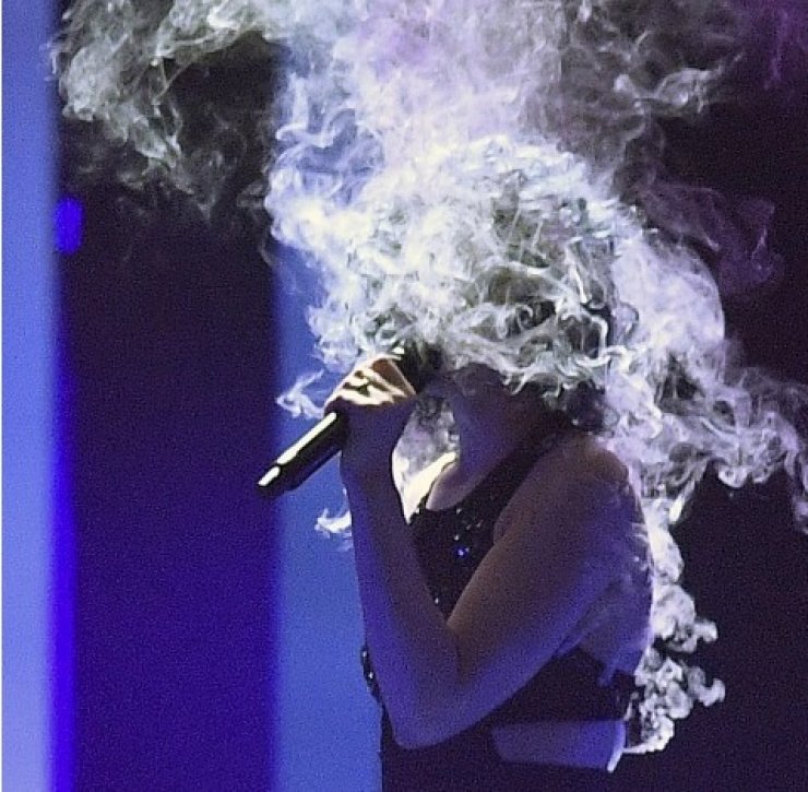 Eurovision: Τραγουδίστρια πήρε φωτιά πάνω στην σκηνή!