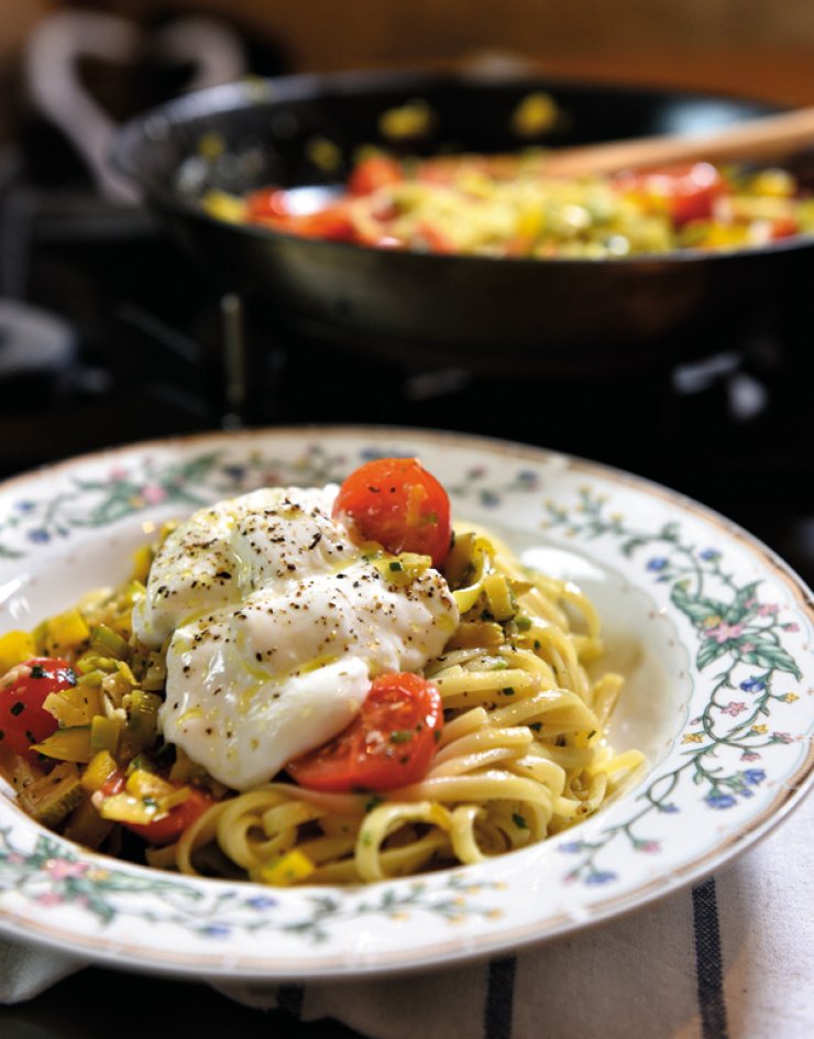 Λιγκουίνι με λαχανικά, πέστο βασιλικού και γιαούρτι