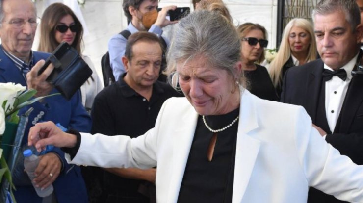 Κηδεία Σπύρου Φωκά: Η σύζυγός του χόρεψε ζεϊμπέκικο μπροστά στο φέρετρό του [βίντεο]