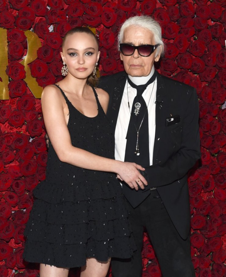 H Lily-Rose Depp φορώντας ένα μικρό μαύρο φόρεμα αποκάλυψε από πότε ξεκίνησε να φοράει Chanel
