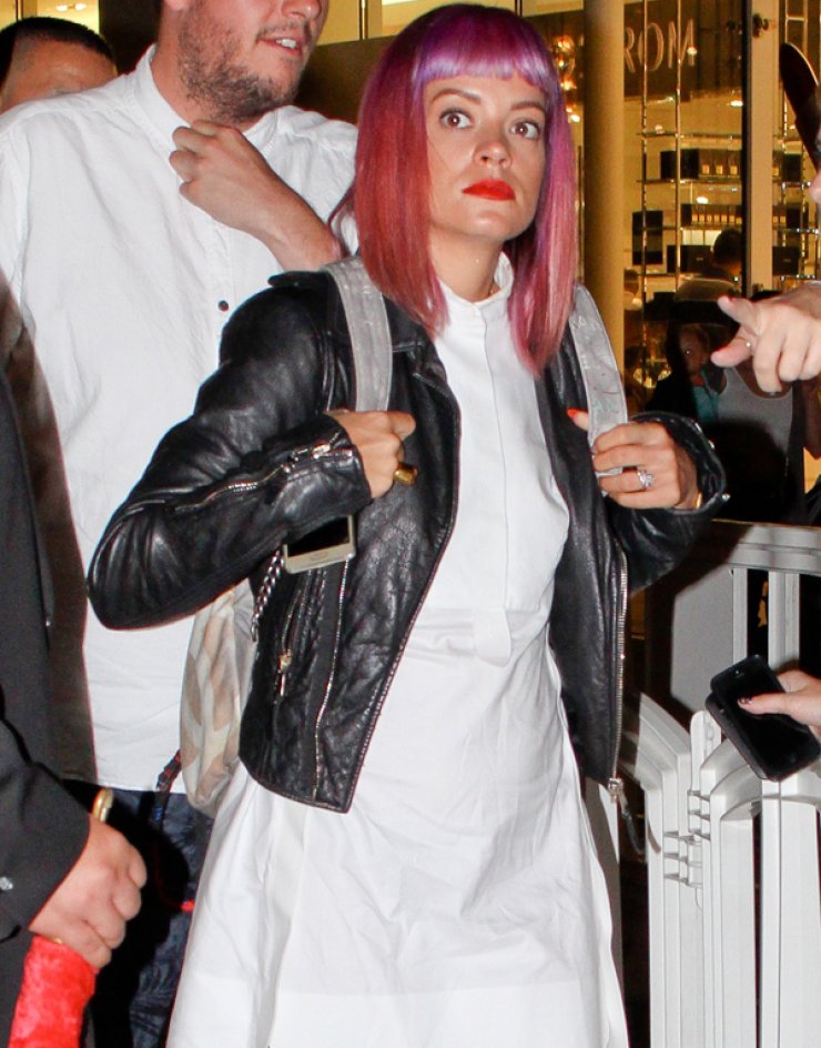 Ποια τραγουδίστρια έβαψε τα μαλλιά της φούξια; [εικόνες]