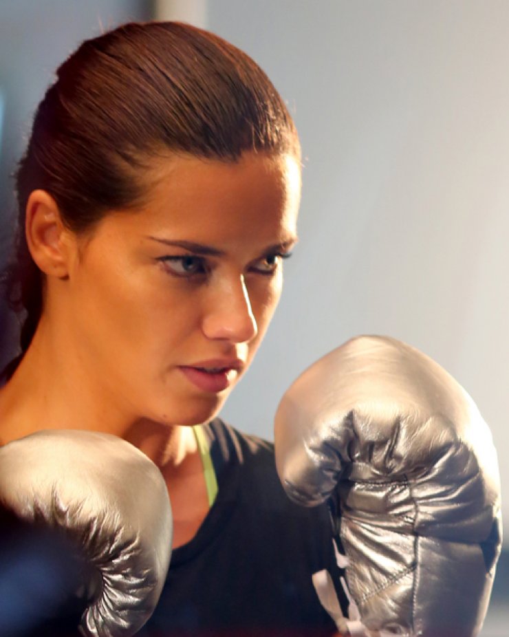 Μοντέλο της Victoria Secret μεταμορφώθηκε σε boxer [εικόνες]