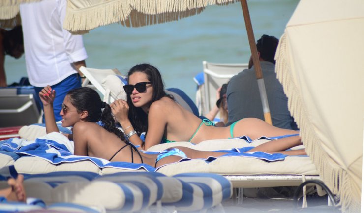 Καυτή Andriana Lima στην άμμο [εικόνες]