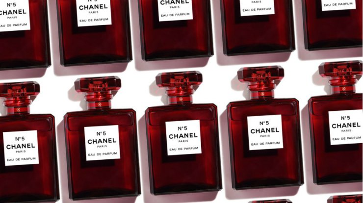 Το No 5 φοράει τα γιορτινά του σε μια limited edition του οίκου Chanel