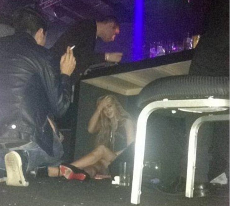 Απόλυτος ξεπεσμός: Διάσημη κυλιέται στο πάτωμα νυχτερινού κέντρου