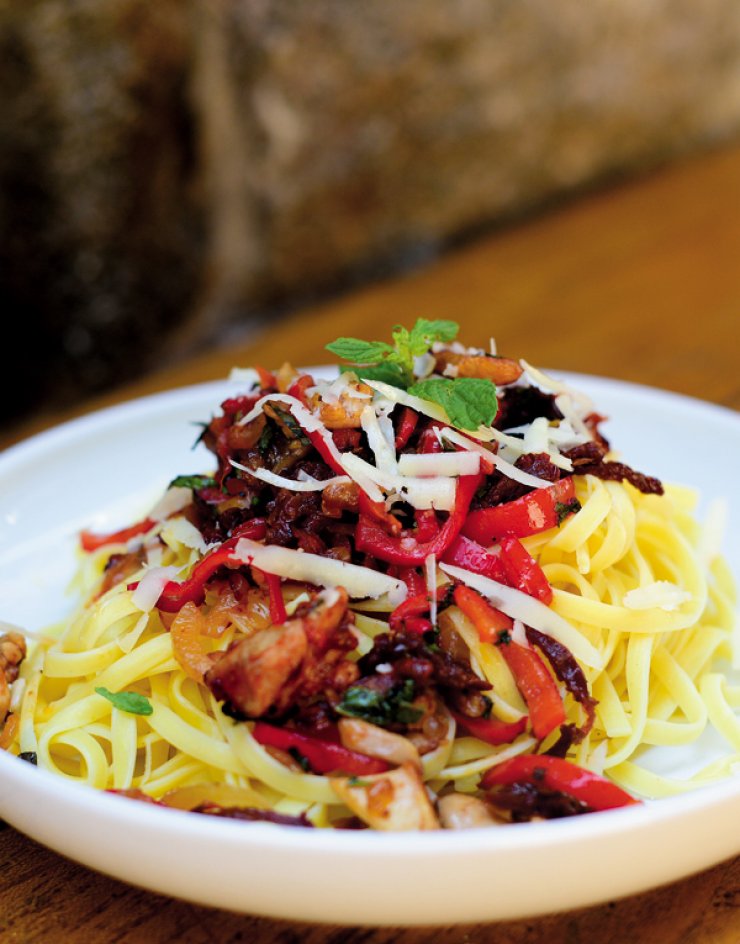 Λιγκουίνι με μπουτάκι κοτόπουλου, ελιές, λιαστές τομάτες και κεφαλοτύρι