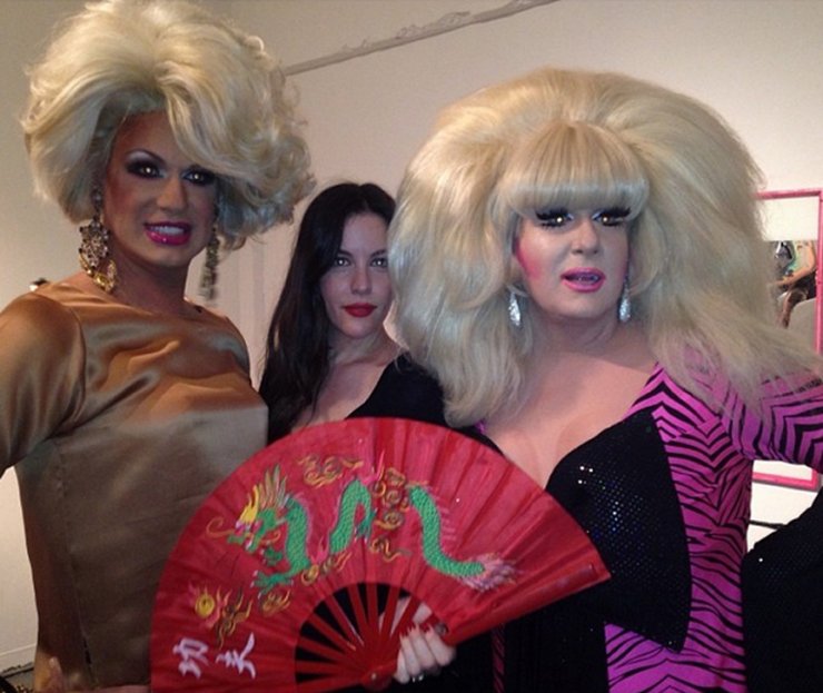 Τι σχέση έχει η Liv Tyler με drag queen? [φωτογραφίες]
