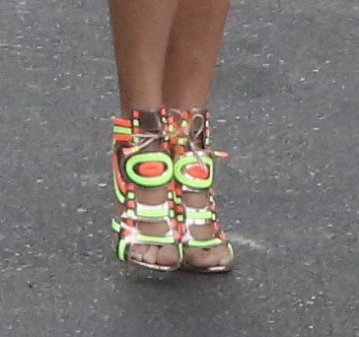 Ποια διάσημη σταρ φοράει αυτά τα σέξυ σανδάλια; [εικόνες]