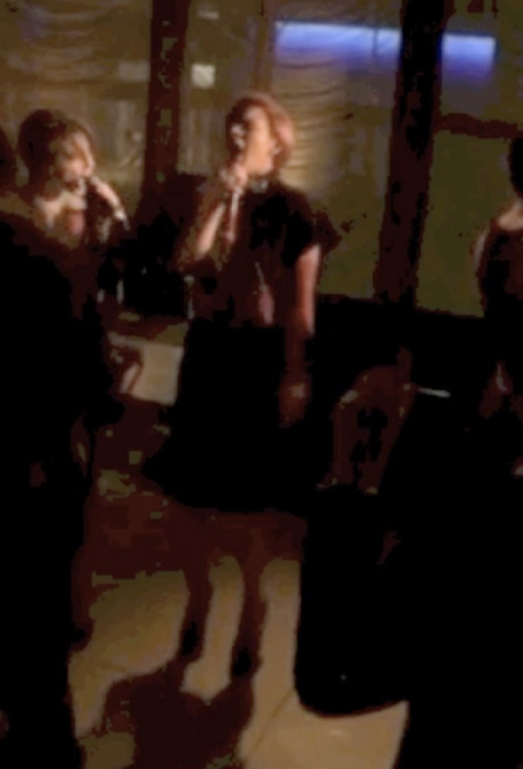 Ποια διάσημη ηθοποιός πήρε το μικρόφωνο στο χέρι; [φωτογραφίες]