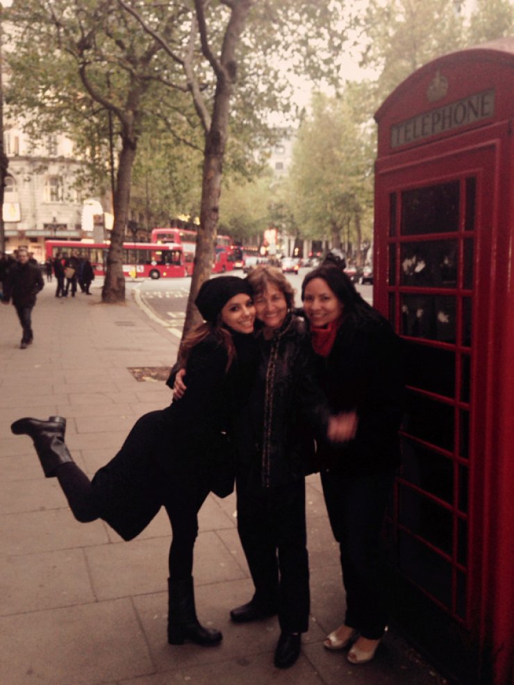 Eva Longoria: Μαζί με μητέρα και αδερφή στο Λονδίνο