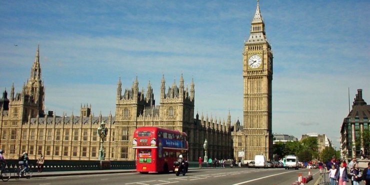 Στήριξη Βρετανών στις εξετάσεις A level στη νέα ελληνική