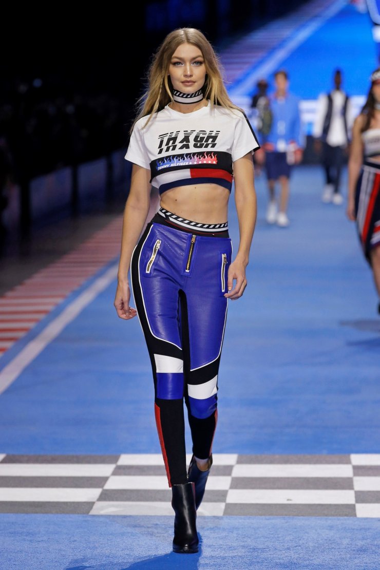 Ο Tommy Hilfiger παρουσίασε το Tommynow "Drive" στην πασάρελα του Μιλάνου 