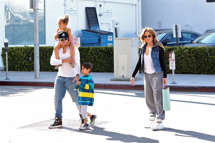 Jennifer Lopez: Ο σύντροφός της είναι σαν κανονικός πατέρας στα παιδιά της [εικόνες]