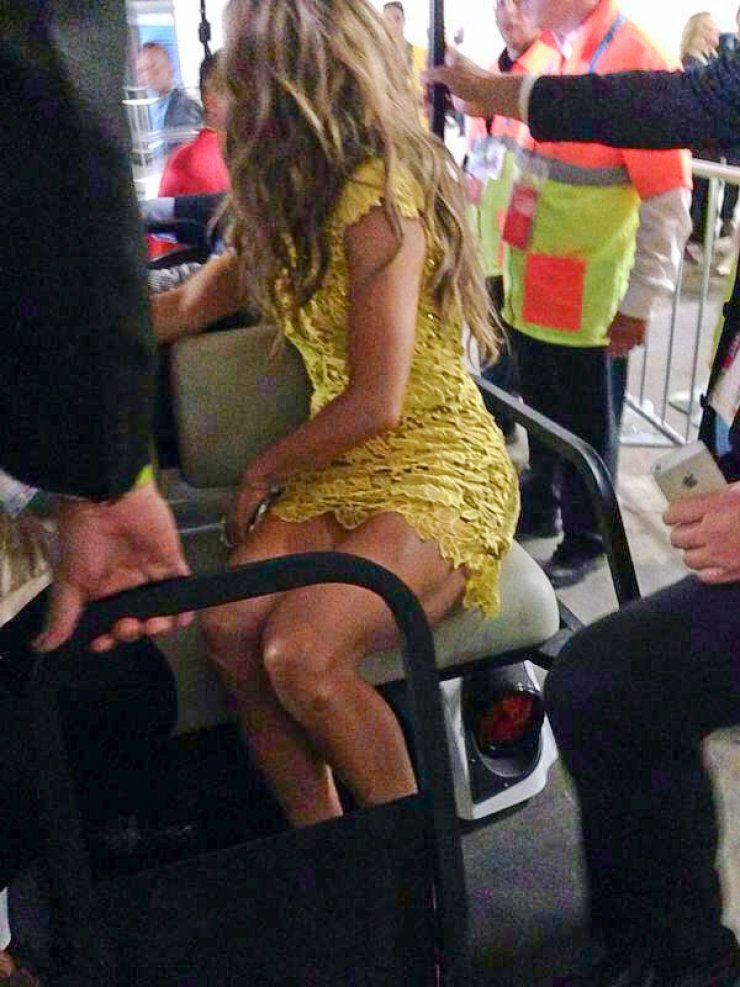 Δείτε με τι φόρεμα πήγε η Lopez στο γήπεδο λίγο πριν ξεκινήσει το Μουντιάλ