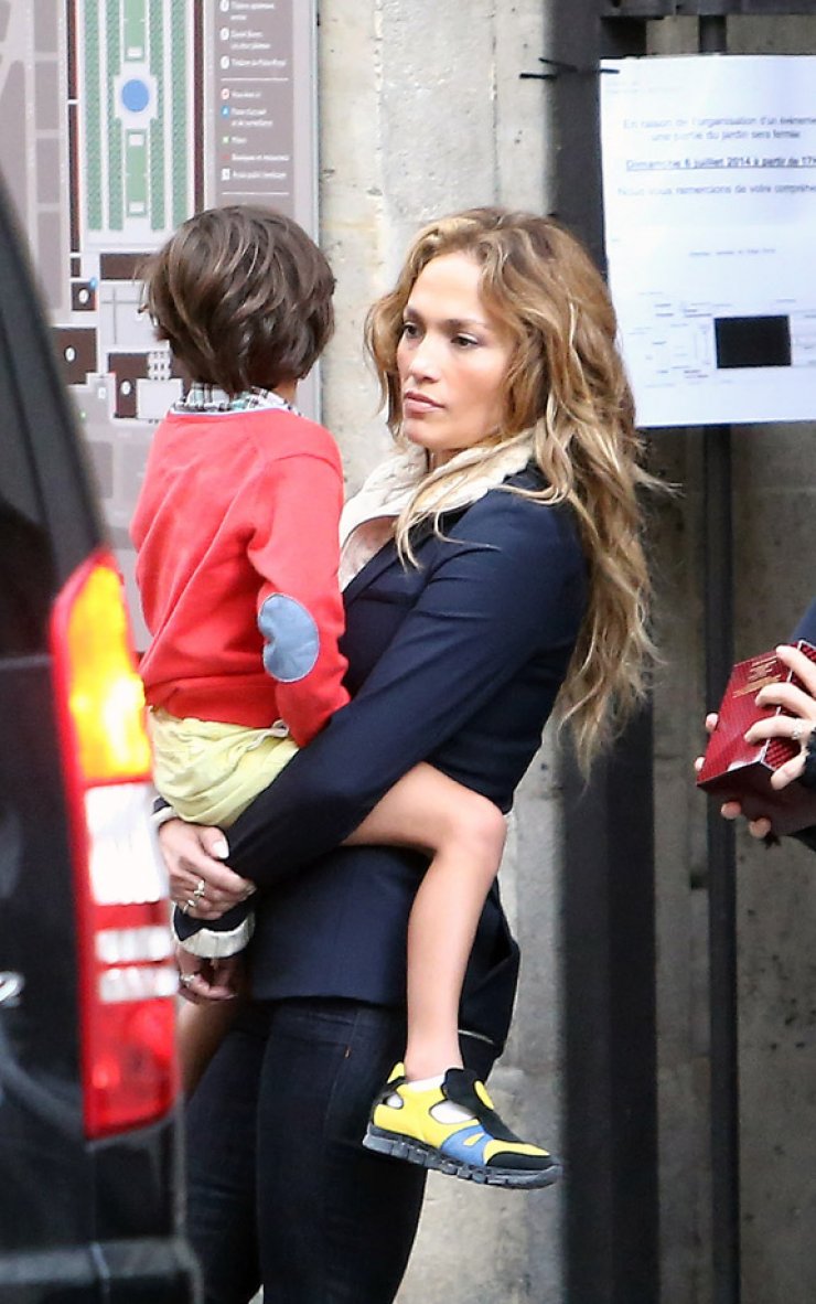 H Jennifer Lopez βολτάρει με τα παιδιά της στο Παρίσι [εικόνες]