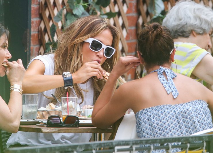 Είναι γεγονός! H Jennifer Lopez τρώει πίτσα! [εικόνες]