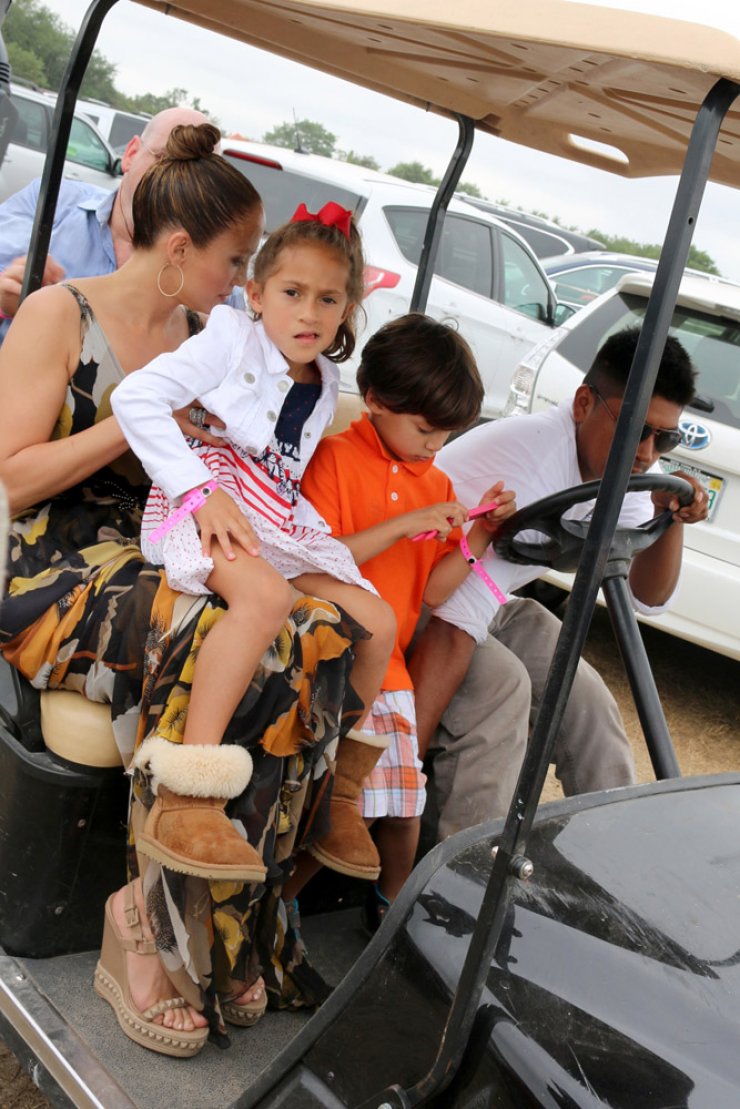 Δείτε που πήρε η JLo τα παιδιά της [εικόνες]