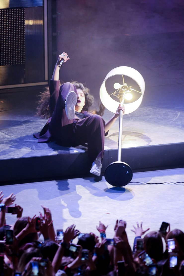 Δείτε την πτώση διάσημης τραγουδίστριας πάνω στη σκηνή