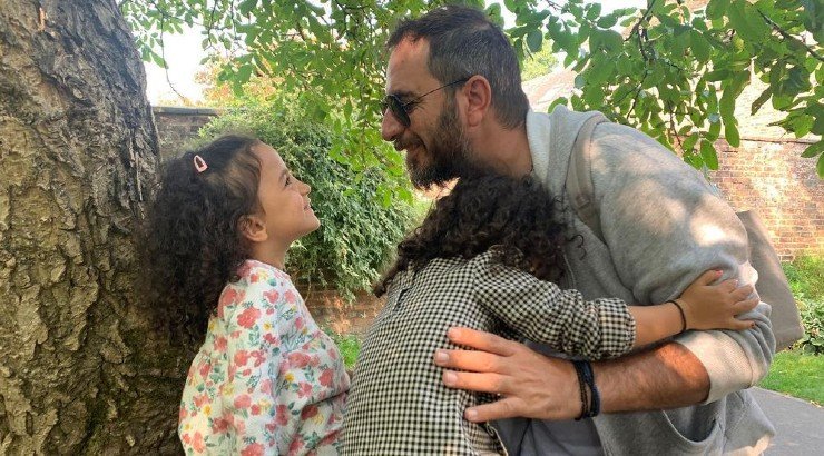 Λώρης Λοϊζίδης: Φωτογραφίζει τις δίδυμες κόρες του και μας δείχνει πόσο έχουν μεγαλώσει!