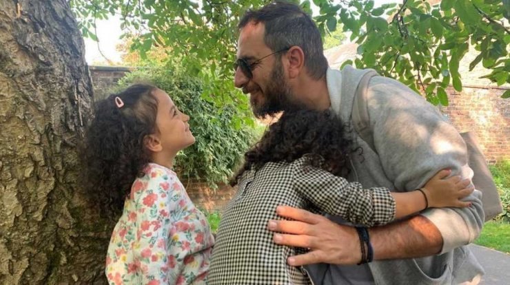 Λώρης Λοιζίδης: Το υπέροχο στιγμιότυπο από τη βόλτα με τις δίδυμες κόρες του