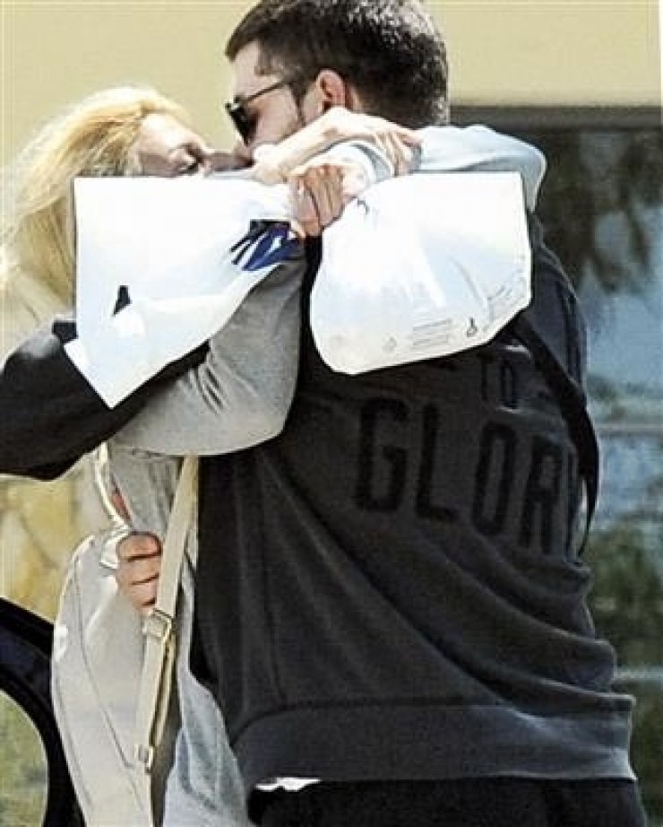 Λούκας Γιώρκας - Έλενα Ράπτη: Συνεχίζουν τον μεγάλο τους έρωτα με φιλιά στα χείλη [εικόνες]