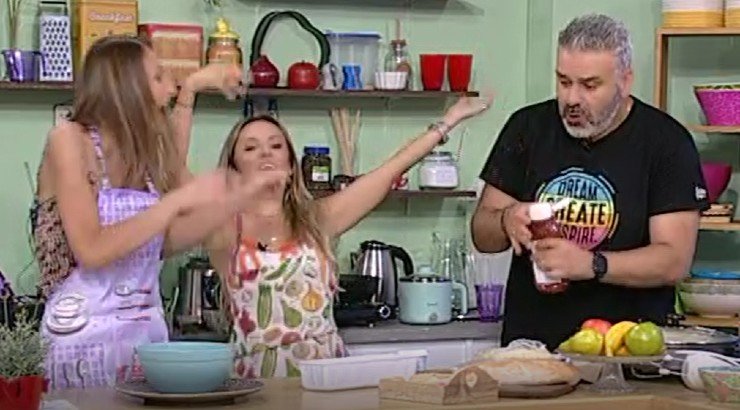 Ο Λούης Πατσαλίδης μπήκε στην κουζίνα της Γιώτας Δαμιανού και “μεταμορφώθηκε” σε εκείνην! [βίντεο]