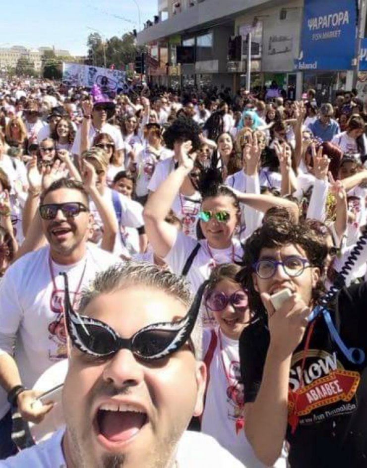 Αποθεώθηκε ο Λούης Πατσαλίδης στο καρναβάλι της Αγλαντζιάς!