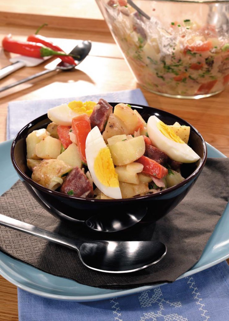 Φρέσκια πατατοσαλάτα με λουκάνικο