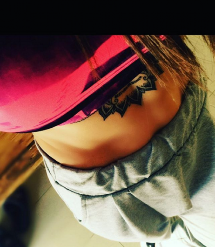 Επώνυμη Κύπρια φωτογραφίζει τους κοιλιακούς της και “κολάζει” το instagram!