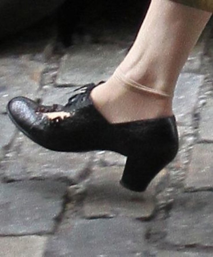 Ποια διάσημη φοράει αυτά τα παπούτσια;