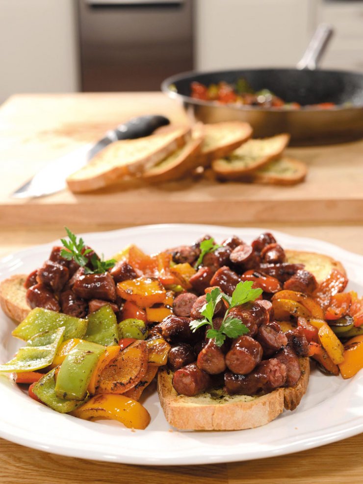 Λουκάνικα με πιπεριές σοτέ και ψωμί με αλάτι και ρίγανη