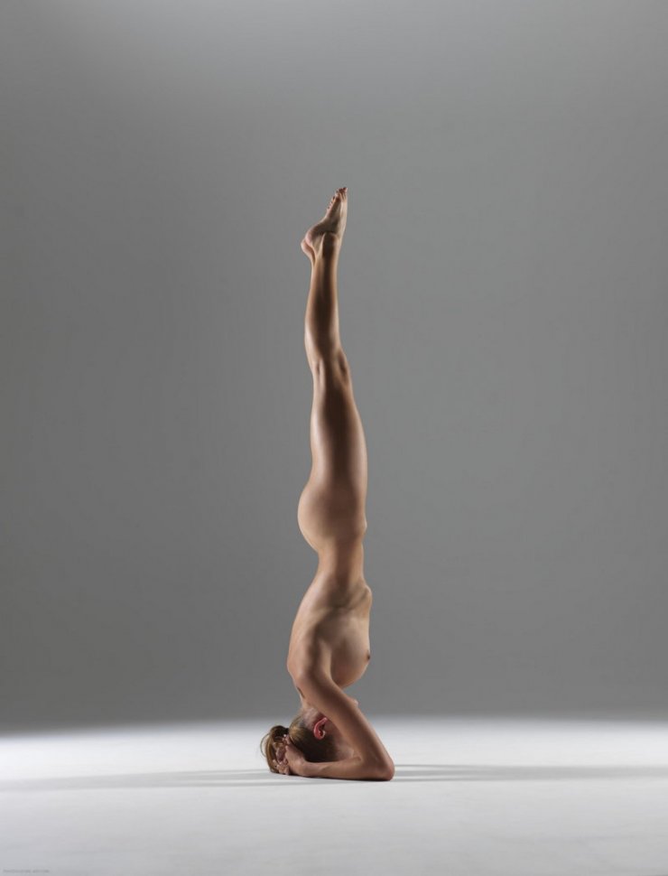 Naked Yoga: Αυτό είναι το νέο trend 