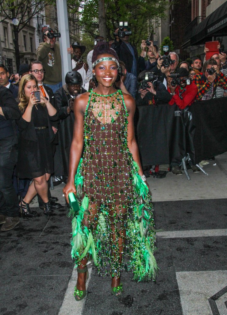 Το περίεργο Prada φόρεμα της Lupita Nyong’ o [εικόνες]