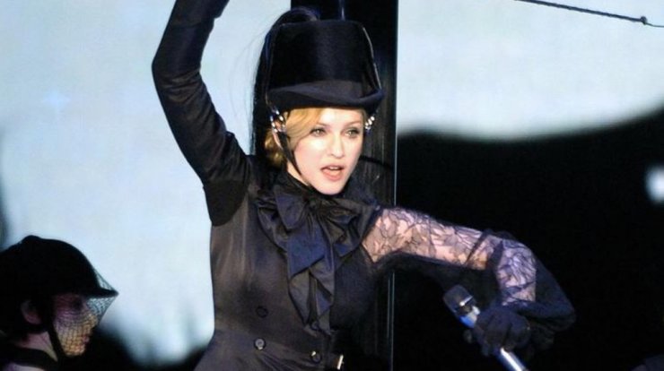 Ιατροί εξετάζουν φωτογραφίες της και αποκαλύπτουν τι έκανε και γιατί είναι αγνώριστη μετά από τις πλαστική