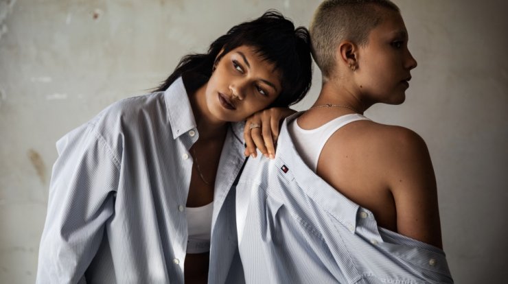 Η Τommy Hilfiger και ο Shawn Mendes συνεργάζονται στη συλλογή Classics Reborn για την Άνοιξη του 2023 με στόχο ένα καλύτερο άυριο.