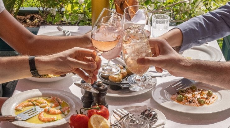 Ονειρεμένα Σαββατοκύριακα με άρωμα Γαλλικής Ριβιέρας, γευστικά πιάτα, γλυκές λιχουδιές και signature cocktails στο πιο σικάτο spot της πόλης!