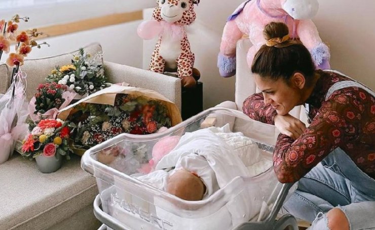 Μαίρη Συνατσάκη: Η κόρη της έκλεισε δυο μήνες ζωής και μας χάρισε την πιο γλυκιά τους εικόνα μέχρι στιγμής