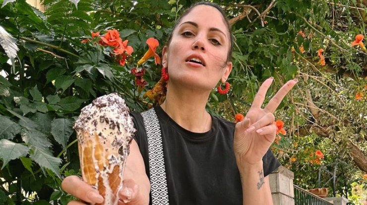 Μαίρη Συνατσάκη: Μπαλκονάδα αγκαλιά με την 7 μηνών κόρη της, Ολίβια [εικόνα]