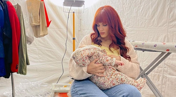 Μαίρη Συνατσάκη: Πρωινά παιχνίδια με την 4 μηνών κόρη της, Ολίβια [βίντεο]