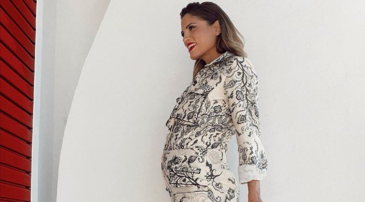 Η Μαίρη Συνατσάκη σου δίνει inspo για τα καθημερινά maternity looks σου [βίντεο]