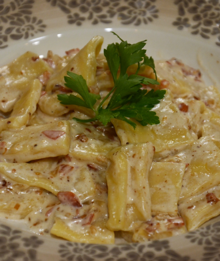 Φρέσκα ζυμαρικά με καπνιστό μπέικον