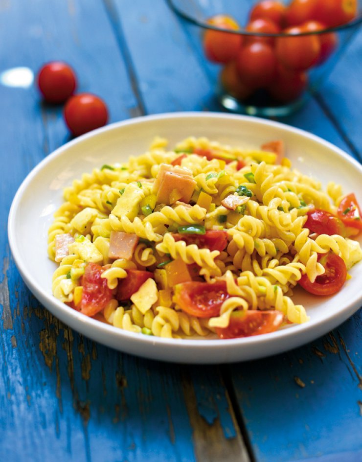 Μακαρονοσαλάτα με λαχανικά, καπνιστή γαλοπούλα και χαλούμι