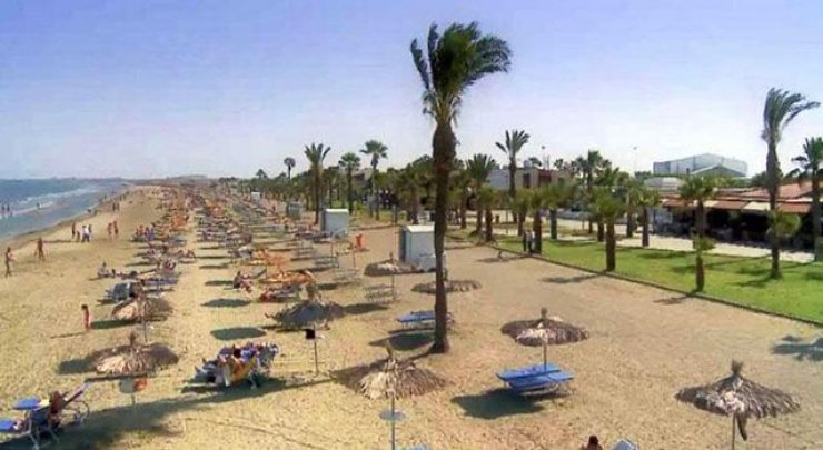 Κρεβατάκια στη θάλασσα με ένα κλικ