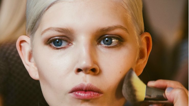 Αυτό είναι το χρώμα που κυριαρχεί στo ρουζ αυτή τη σεζόν