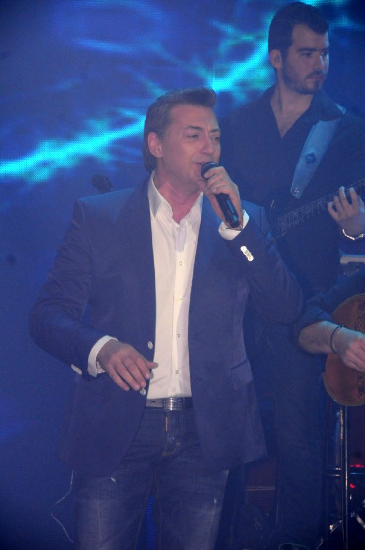 H εντυπωσιακή πρεμιέρα του Νίκου Μακρόπουλου και η λαμπερή απουσία