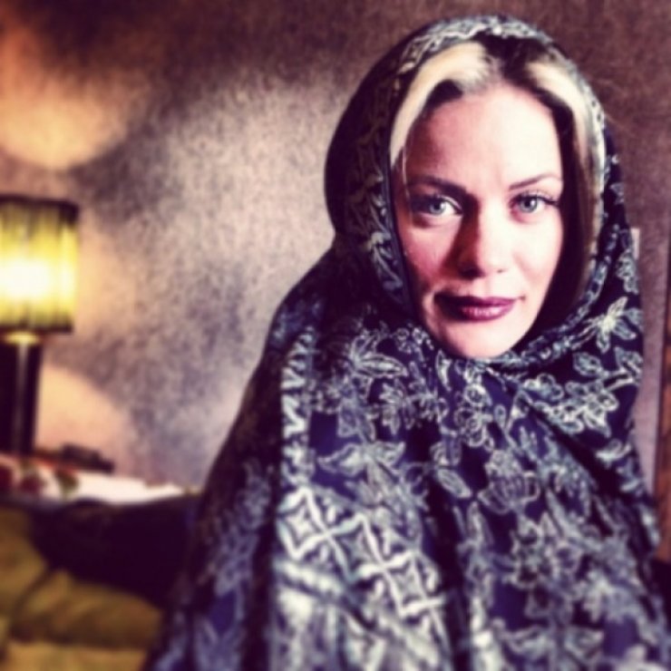 Η Ζέτα Μακρυπούλια φωτογραφίζεται με μαντίλα στα Ιωάννινα