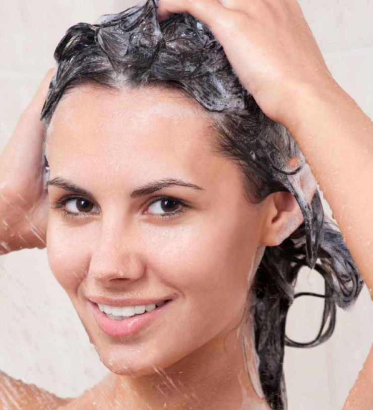 Αυτός είναι ο σωστός τρόπος να λούζετε τα μαλλιά σας για να είναι λαμπερά!