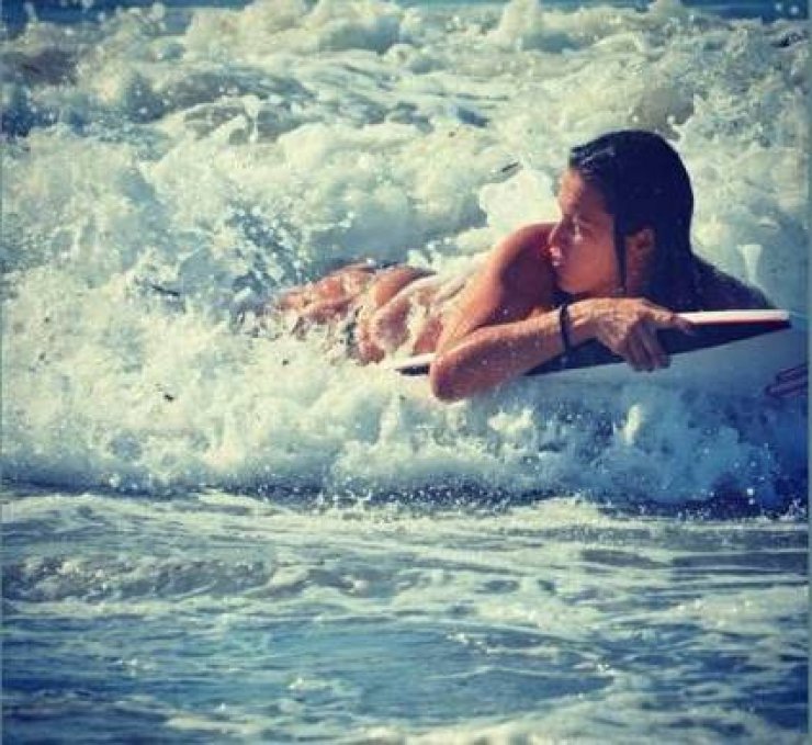  Ποια Ελληνίδα παλεύει με τα κύματα;