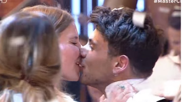 Το καυτό φιλί στη σύντροφό του, του νικητή του Master Chef αμέσως μετά την ανακοίνωση του αποτελέσματος